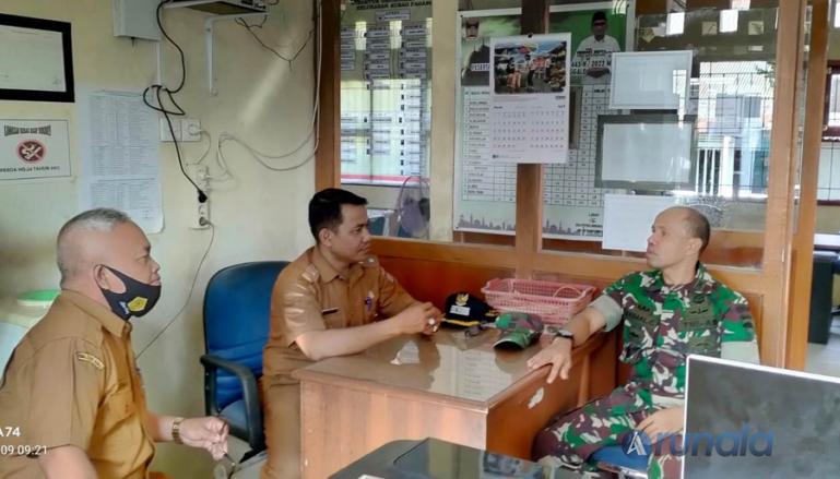 Danramil) 06/KTN, Kapten Inf Zaimal Candra silatutahmi dengan Lurah Kurao Pagang, Eka Putra Irwandi, Senin (9/5) kemarin. (Foto : Derizon)