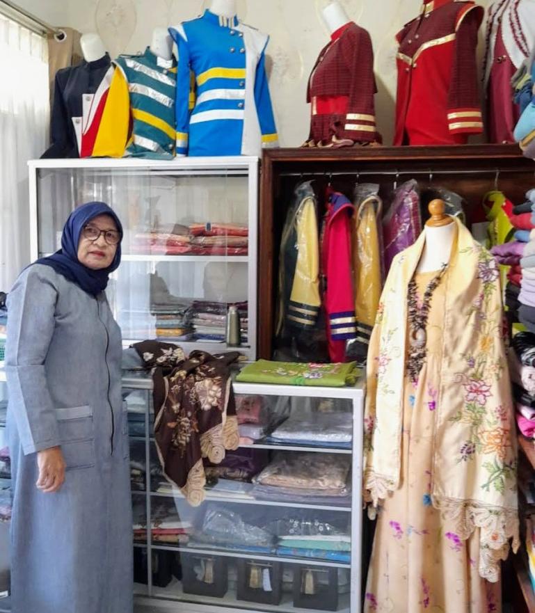 Pemilik UMKM 'Dena Dena' Konveksi, Idra Noverma di depan hasil produksi usahanya. (Dok : Istimewa)