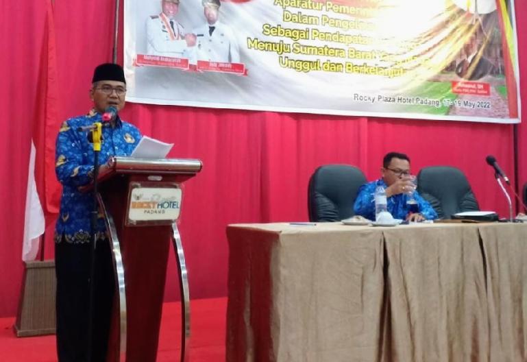 Kepala Dinas PMD Sumbar, Amasrul saat membuka bimtek bagi perangkat nagari dan jorong di Kabupaten Pasaman, Selasa (17/5). (Dok : Istimewa)