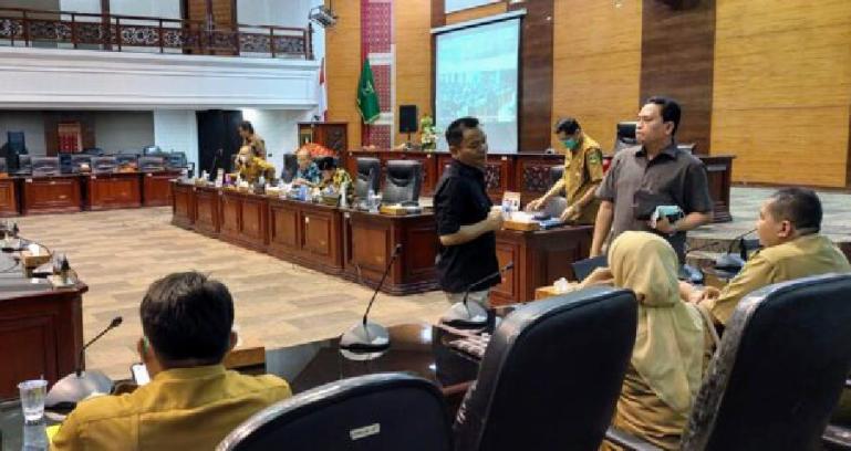 Suasana rapat pembahasan  anggaran Pemprov Sumbar 2023 di DPRD Sumbar, Selasa (10/5). (Dok : Istimewa)