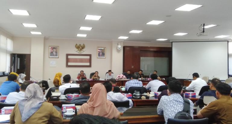 Komisi I DPRD Sumbar, Maigus Nasir didampingi oleh anggota Bakri Bakar, menerima kunjungan DPRD Solsel di ruang khusus I, Senin (23/5). (Dok : Istimewa)