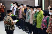 Kepala Kanwil Kemenag Sumbar H. Helmi disaksikan Gubernur Mahyeldi, melantik Petugas Penyelenggara Ibadah Haji (PPIH) Embarkasi Padang Kamis (19/5). (Dok : Istimewa)