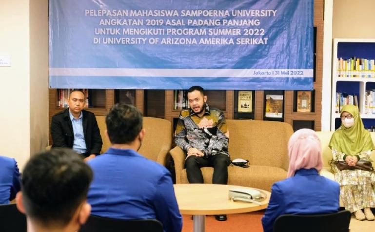 Wali Kota Padangpanjang, Fadly Amran ketika akan melepas 11 mahasiswa kota ini menuju Amerika, di Kampus Sampoerna University, Jakarta, Selasa (31/5). (Dok : Istimewa)