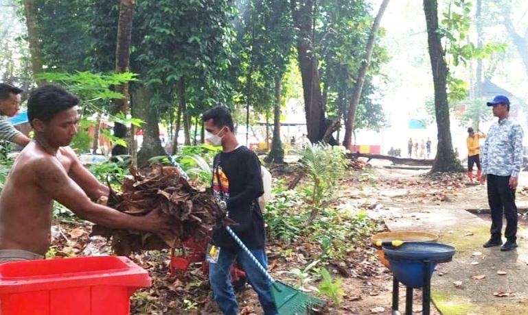 Wako Genius Umar saat memimpin goro membersihkan kawasan Pulau Angso Duo, Kamis (5/5). (Dok : Istimewa)