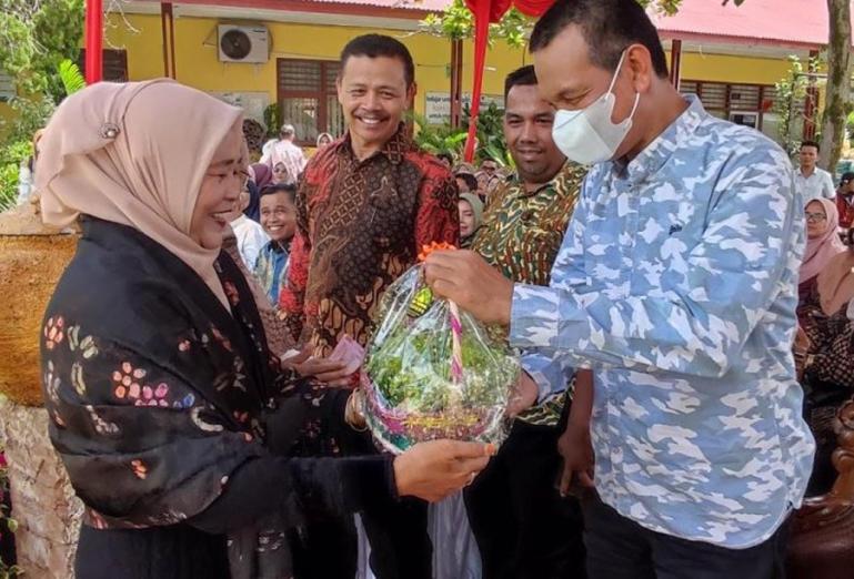 Wako Genius Umar serahkan bingkisan kepada salah seorang guru SMP 2 Pariaman di sela-sela acara reuni akbar SMP itu, Kamis (5/5). (Dok : Istimewa)