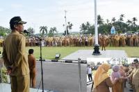 Wako Genius Umar saat pimpin apel gabungan di hari pertama masuk kerja di Pemko Pariaman, Senin pagi (9/5). (Dok : Istimewa)