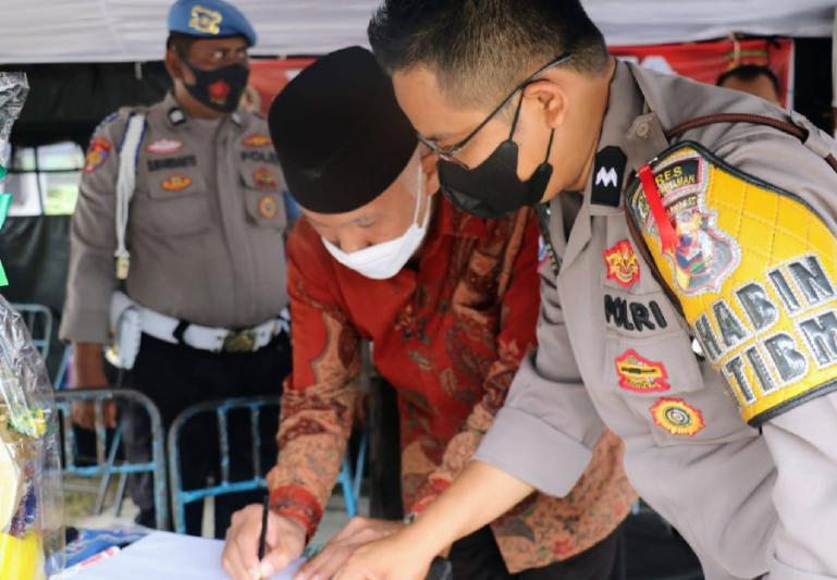 Gubernur Sumbar, Mahyeldi Ansharullah saat memantau lalu lintas arus mudik dan balik di Pos Pengamanan di Simpang Koto Mambang, Kabupaten Padangpariaman, kemarin (Dok : Istimewa)