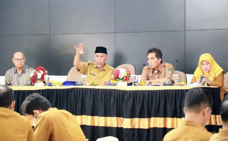 Gubernur Mahyeldi saat pimpin rapat koordinasi bupati dan wali kota terkait abrasi di beberapa kawasan di Sumbar, Senin (23/5). (Dok : Istimewa)