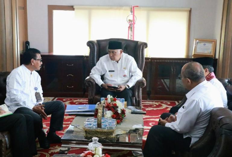 Direktur Bank Nagari, M Irsyad dan jajarannya saat audiensi dengan Gubernur Mahyeldi, di ruang kerja gubernur, Jumat (13/5). (Dok : Istimewa)