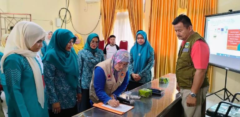 Ketua TP-PKK Padangpariaman, Yusrita menanda tangani putusan penetapan pengurus  Si Sigab se Kecamatan Nan Sabaris, Sabtu (15/5). (Dok : Istimewa)