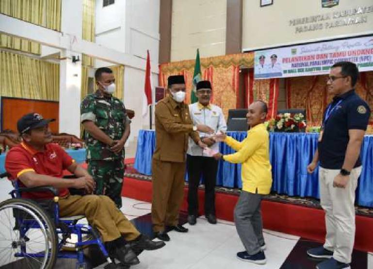 Wabup Rahmang beri ucapan selamat kepada Jafrizal sebagai ketua NPC Padangpariaman yang baru, Selasa (24/5). (Dok : Istimewa)