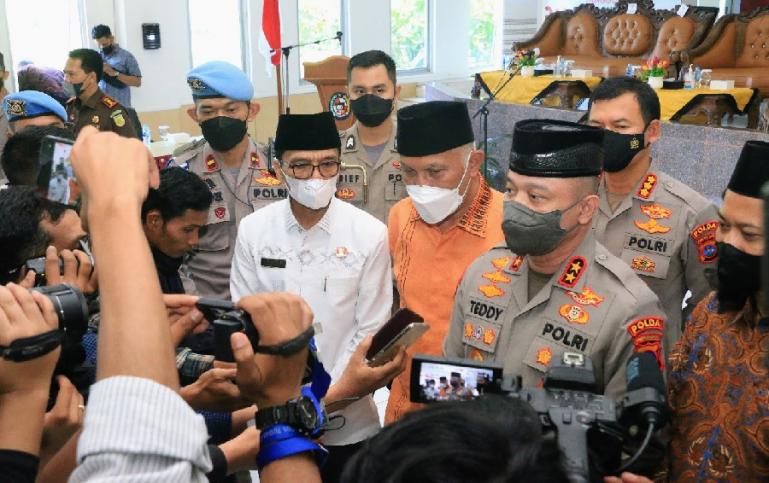 Kapolda Sumbar, Irjen Pol Teddy Minahasa bersama Gubernur Mahyeldi seusai cabut bai'at di Kabupaten Limapuluh Kota, Kamis (12/5). (Dok : Istimewa)