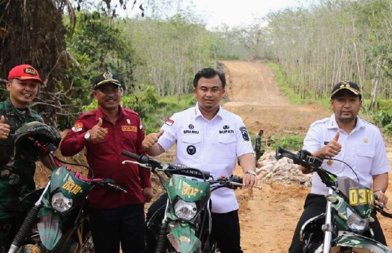 Ketua DPRD Pariyanto dan Bupati Sutan Riska dampingi Wagub Audy Joinaldy tinjau lokasi TMMD di Dharmasraya, Rabu (11/5). (Dok : Istimewa)