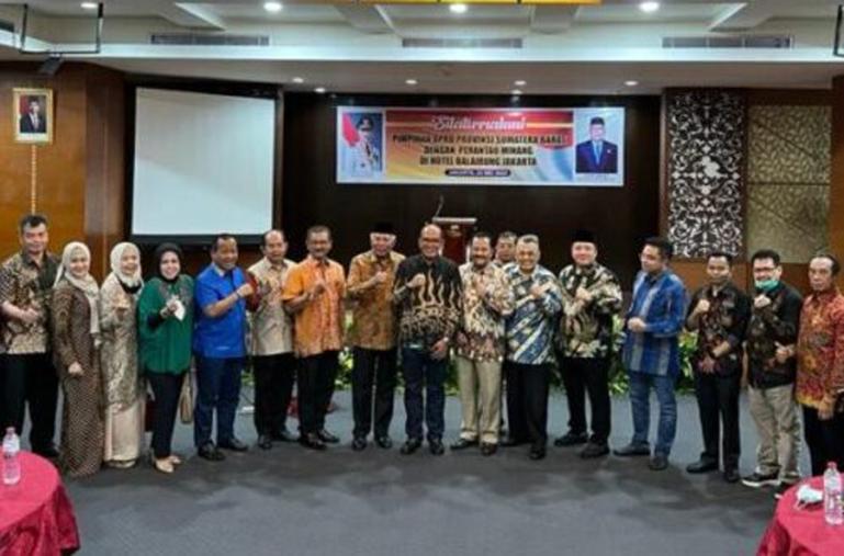 Ketua DPRD Sumbar, Supardi bersama gubernur dan perantau dalam pertemuan di Jakarra, Selasa (24/5). (Dok : Istimewa)