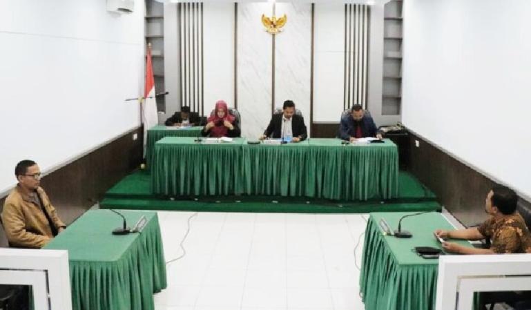 Sidang sengketa informasi publik antara PPID Utama Pemko Bukittinggi dengan Riantony di KI Sumbar, Kamis (19/5). (Dok : Istimewa)