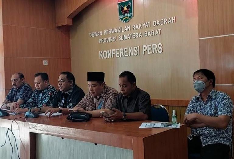 Ketua dan anggota Komisi III DPRD Sumbar beri penjelasan sesuai panggil direksi Bank Nagari terkait kasus skimming, Kamis (12/5). (Dok : Istimewa)