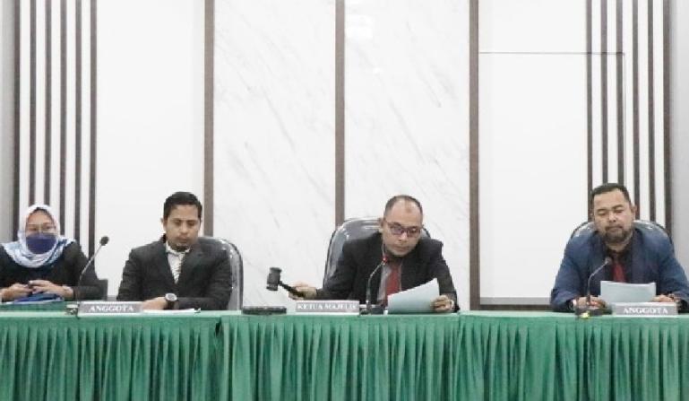 Ketua majelis, Arif Yumardi bersama majelis saat bacakan putusan sidang SIP dengan termohon LLDIKTI X, Kamis (19/5). (Dok : Istimewa)