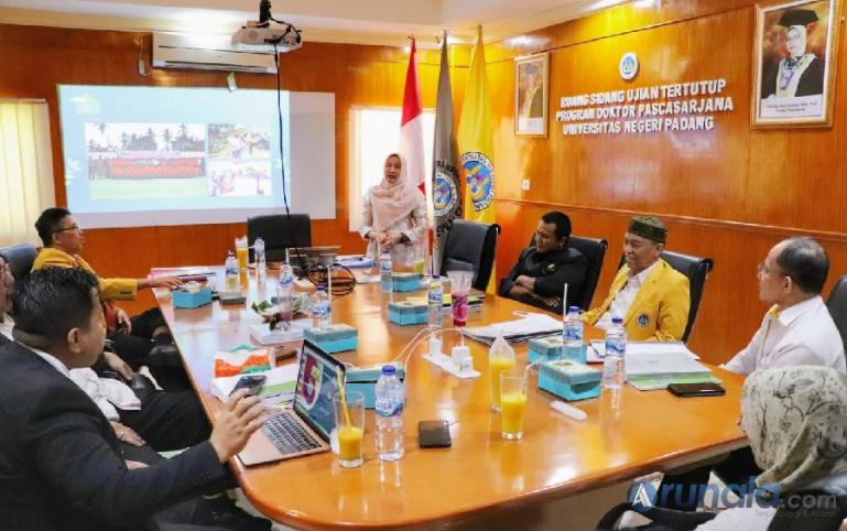 Lucyanel Genius saat menjawab pertanyaan tim penguji saat ujian Disertasi di Pasca Sarjana UNP Padang, Senin siang (23/5). (Foto : Arzil)