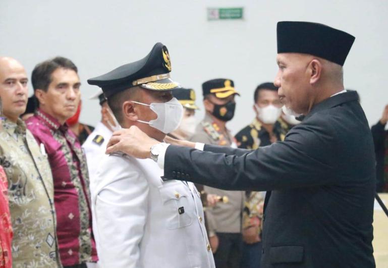 Gubernur Sumbar, Mahyeldi lantik Martius Dahkan sebagai Pj Bupati Mentawai di auditorium gubernuran, Minggu pagi (22/5). (Dok : Istimewa)