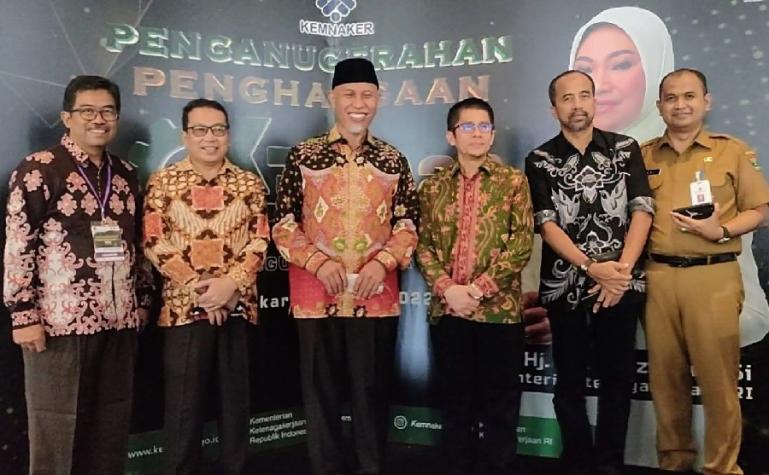 Gubernur Sumbar, Mahyeldi didampingi beberapa pejabat dari pemprov usai menerima penghargaan dari Kemenakertrans, di Jakarta, Selasa (24/5). (Dok : Istimewa)