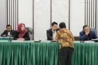 Majelis komisioner periksa berkas permohonan pemohon pada sidang SIP, Kamis (19/5). (Dok : Istimewa)