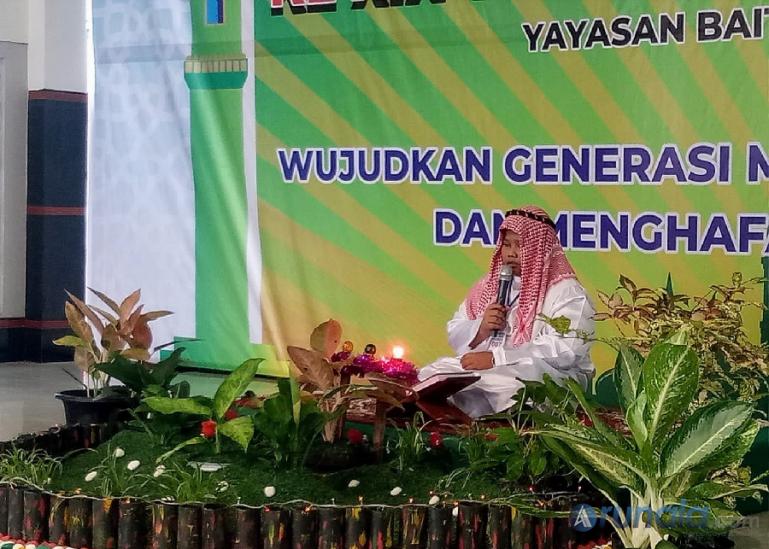 Penampilan salah satu murid SD Baiturrahmah saat Khatam Al Quran ke-XIX di Gedung Serbaguna SD Baiturrahmah, Kamis (26/5). (Foto : Fajril)