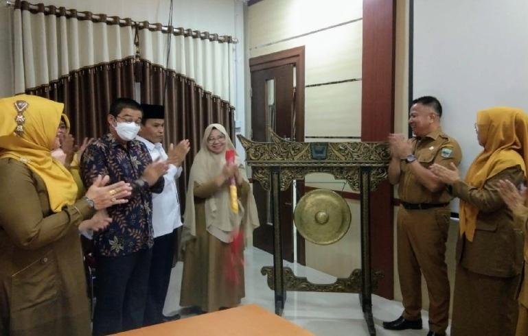 Asisten III, Fakhriati resmi melaunching Inovasi Dashat dari  DPPKB Pemkab Padangpariaman, Senin (23/5). (Dok : Istimewa)