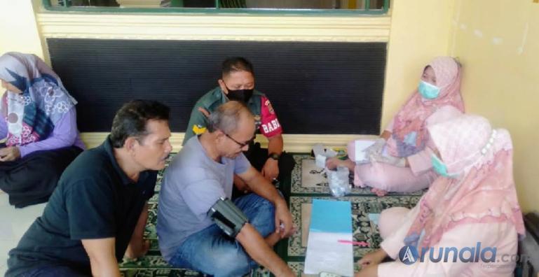 Serka Hefrizal memantau kegiatan Posyandu Lansia yang Komplek Perumahan Mutiara Putih, Tabing, Jumat (20/5). (Foto : Derizon)