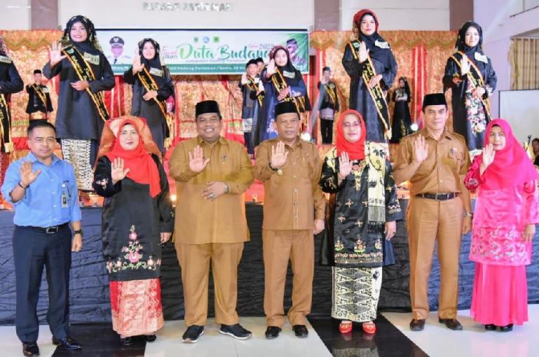 Bupati Suhatri Bur bersama finalis pemilihan Duta Budaya Anti Kekerasan Anak Padangpariaman 2022, Senin (30/5). (Dok : Istimewa)