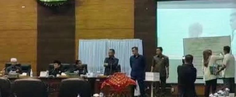 Suasana rapat paripurna pembahasan Tatib dan pemilihan anggota BK DPRD Sumbar, Rabu (11/5). (Dok : Istimewa)