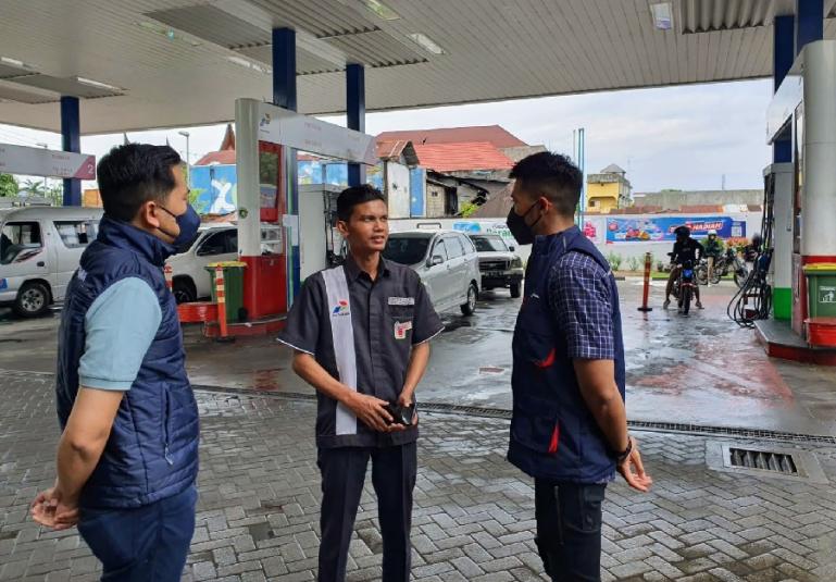 Sales Area Manager Pertamina Sumbar, Naro Tama Fazri saat memantau stok BMM di SPBU Coco Padang, Sabtu (7/5). (Dok : Istimewa)