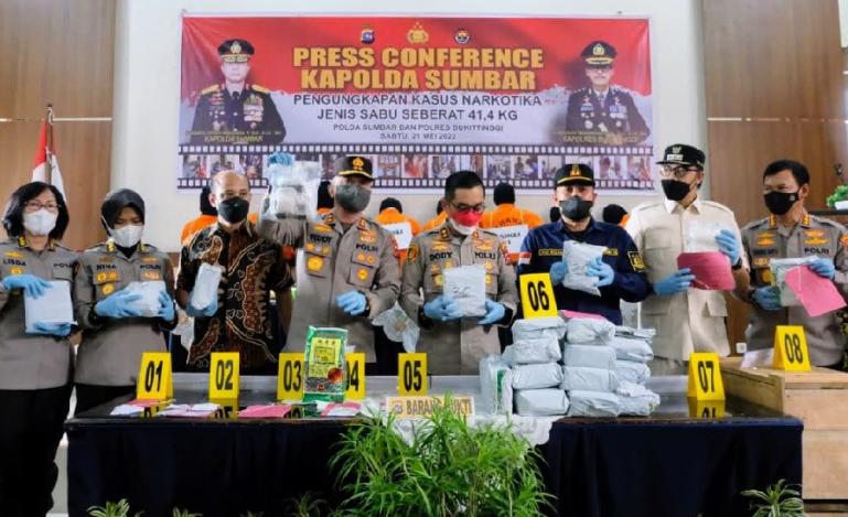 Kapolda Sumbar, Irjen Pol Teddy Minahasa saat memimpin konferensi pers di Mako Polres Bukittinggi, Sabtu (21/5) siang. (Dok : Istimewa)