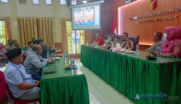 Ketua Bawaslu RI, Rahmat Bagja berikan sejumlah masukan kepada jajaran Bawaslu kabupaten kota di Sumbar, terkait pola kerja Bawaslu, di kantor Bawaslu Sumbar, Kamis (19/5). (Foto : Arzil)