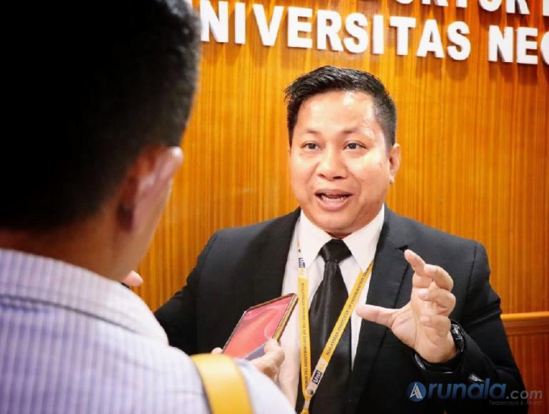 Pengajar dari University Kuala Lumpur (UniKL) Malaysia, Profesor Ilham Sentosa PhD saat diwawancari wartawan di Padang, Senin siang (23/5). (Foto : Arzil)