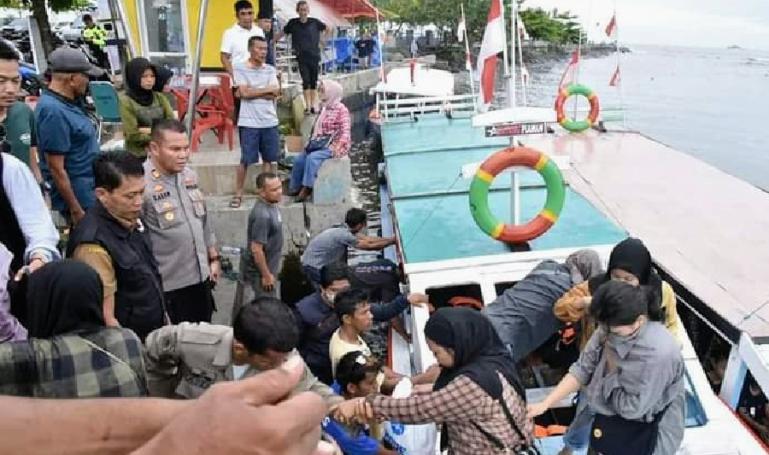 Para wisatawan sampai di dermaga Pantai Gandoriah Kota Pariaman setelah berhasil dievakuasi dari Pulau Angso Duo, Rabu siang (4/5). (Dok : Istimewa)