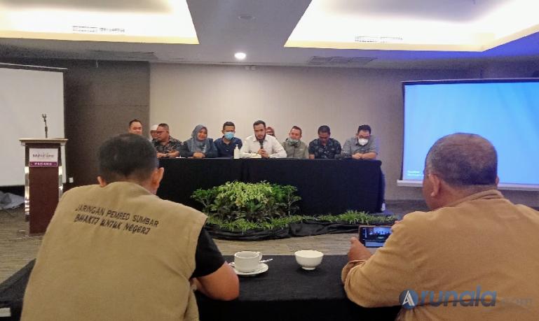 Ketua pelaksana Munas VII GEBU Minang, Fadly Amran bersama panitia saat jumpa pers menyangkut persiapan acara Munas, Rabu malam (18/5). (Foto : Arzil)