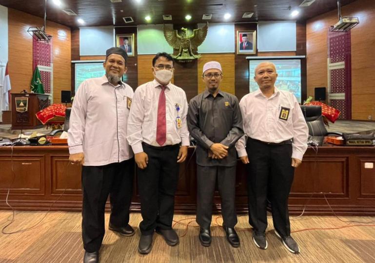 Wakil Ketua DPRD Sumbar Irsyad Syafar bersama DJP Wilayah Sumbar dan Jambi, saat lakukan hearing, Senin (23/5). (Dok : Istimewa)