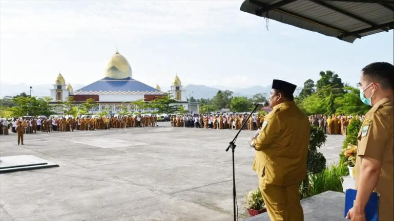 Bupati Padangpariaman, Suhatri Bur memimpin apel bulanan ASN dilingkup kerjanya di halaman kantor bupati setempat, Senin (9/5). (Dok : Istimewa)