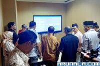 Wagub Sumbar, Audy Joinaldy bersama Kepala Dinas Kominfotik Sumbar, Jasman Rizal meninjau pusat informasi layanan mudik Lebaran Sumbar 2022, Sabtu malam (30/4). (Foto : Arzil)