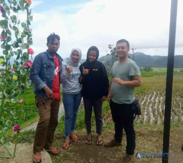 Indra MCI9 (kanan) dan Lord Adi MCI8 bersama fans di Nagari Tuo Pariangan, Tanahdatar, Rabu (11/5). (Foto : Fajril)