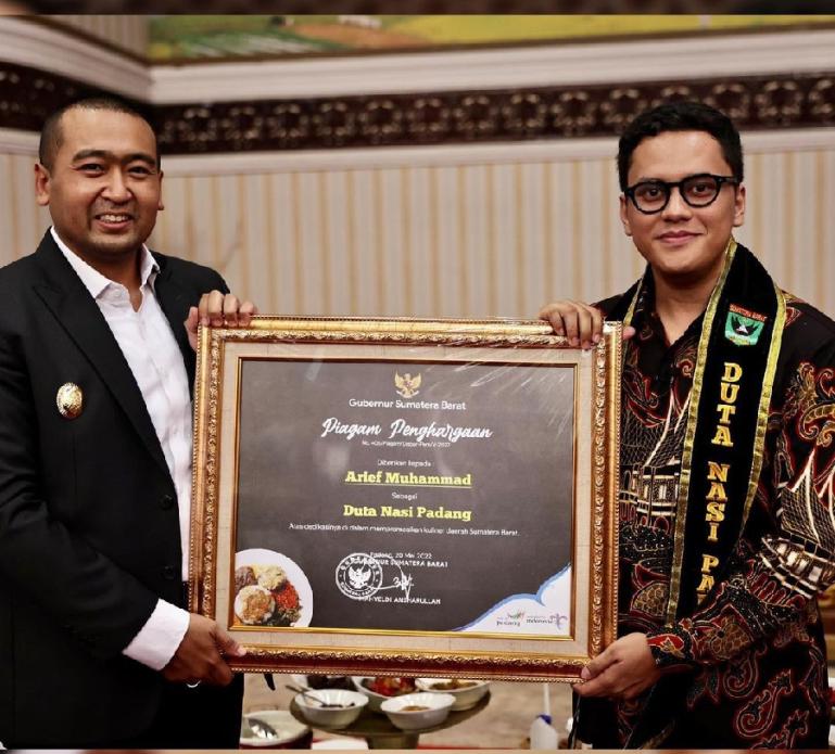 Wagub Sumbar, Audy Joinaldy menyerahkan piagam penghargaan Duta Nasi Padang ke Youtuber Arief Muhammad di Kantor Gubernuran Sumbar, Jumat malam (20/5). (Dok : Istimewa)