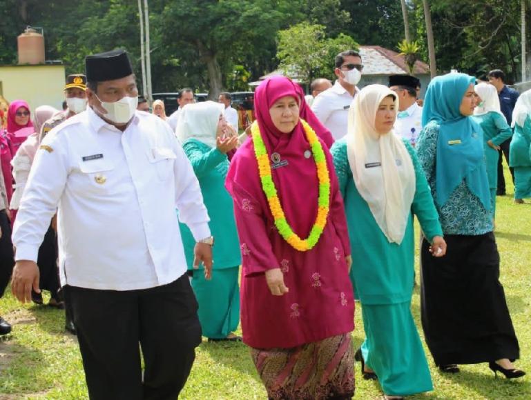 Bupati Suhatri Bur saat menyambut kedatangan tim penilai PKK Sumbar yang dipimpin Harnely Mahyeldi di Nagari Pauh Kamba, Rabu siang (25/5). (Dok : Istimewa)