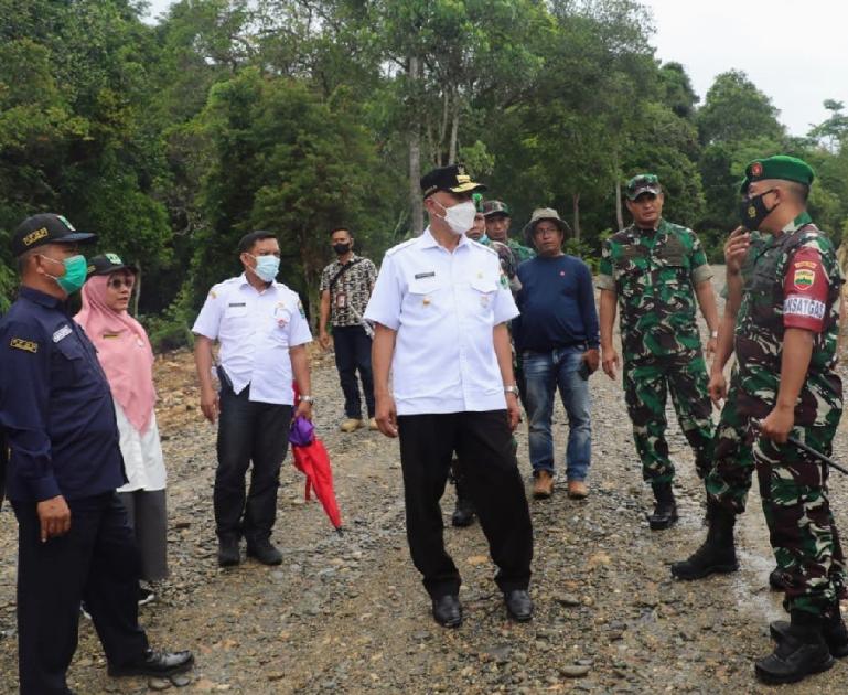 Gubernur Mahyeldi bersama Dansatgas TMMD ke-113 Pasaman, Letkol Hery Bakti, tinjau lokasi TMMD di Nagari Ganggo Hilir, Kecamatan Bonjol, Rabu (11/5). (Dok : Istimewa)