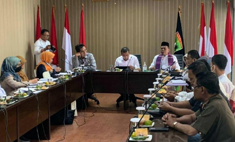 Wagub Audy Joinaldy saat pimpin rapat seputar rencana penataan kebersihan kawasan flyover BIM, di gubernuran, Jumat (20/5). (Dok : Istimewa)