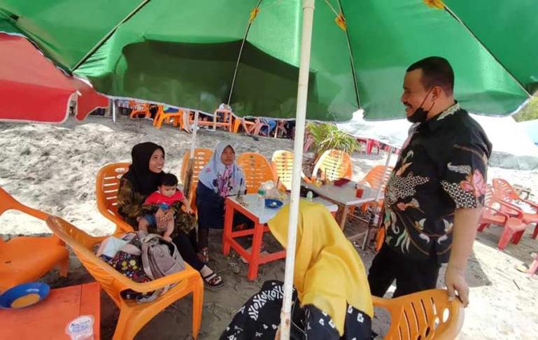 Wawako Pariaman, Mardison Mahyuddin saat tinjau pelaksanaan festival pantai di kotanya, Minggu (8/5). (Dok : Istimewa)