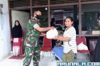 Peduli Kesusahan Warga di Wilayah Binaan: Babinsa Koramil 06/KTN Berikan Bantuan Sembako