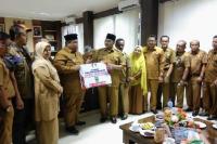 Bantu Korban Gempa Pasbar dan Pasaman: Padangpariaman Serahkan Bantuan Rp220 Juta