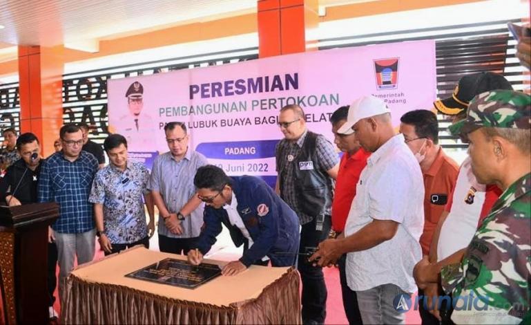 Wali Kota Padang, Hendri Septa meresmikan pembangunan 41 unit pertokoan baru di Pasar Lubuk Buaya, Minggu (19/6). (Foto : Derizon)