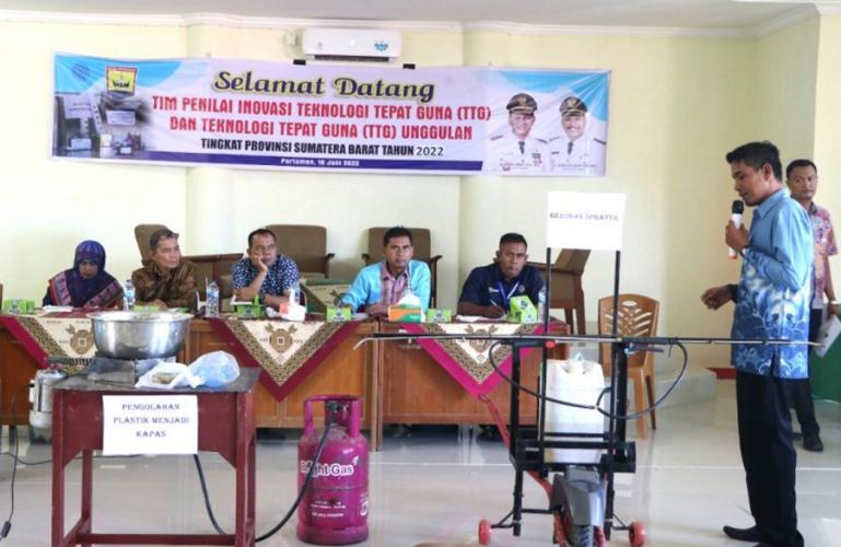 Tim juri lakukan penilaian hasil inovasi lima finalis dalam kompetisi TTG 2022 se Kota Pariaman, Kamis (16/6). (Dok : Istimewa)