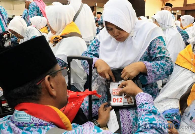 Siap Berangkat : Rombongan CJH Kota Padang saat memasuki Asrama Haji Tabing, rombongan ini akan diterbangkan menuju Madinah, Sabtu (4/6). (Foto : Derizon)